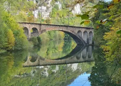 Bruecke Spiegelung Geocaching unterwegs